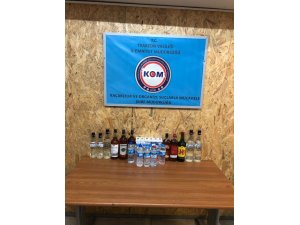 Otomobilden bin 40 paket kaçak sigara ve 30 litre kaçak içki çıktı