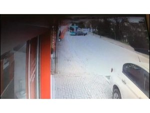 Otobüsle kafa kafaya çarpıştı..O anlar kameraya yansıdı