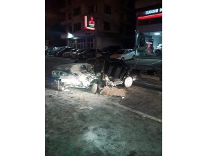 Kamyonetle otomobil çarpıştı: 3 yaralı