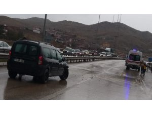 Vakaya giden ambulansa otomobil çarptı: 1 yaralı
