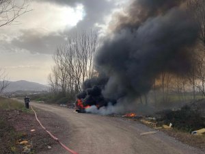 Yol kenarına atılan atık malzemelerden çıkan yangın paniğe neden oldu