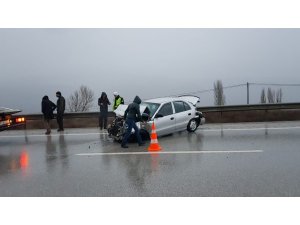 Otomobil bariyerlere çarptı, kazada yaralanan olmadı