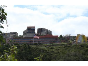 Venezuela'daki Amerikalı diplomatlar ülkelerine döndü