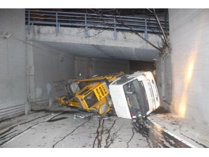Beyoğlu Tersane caddesinde vinç devrildi: 1 yaralı