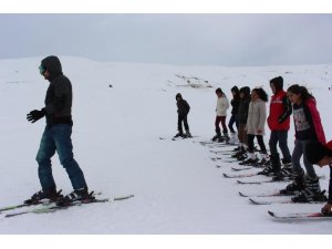 Çaldıranlı çocuklar kayak öğreniyor