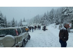 Antalya’da fırtınadan sonra araçlar kardan yollarda kaldı