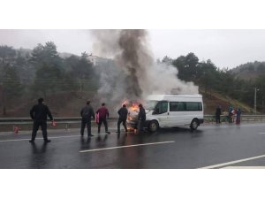 Seyir halindeki minibüste yangın