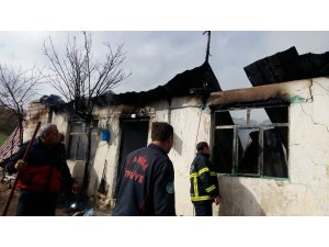Demirci’de ev yangını