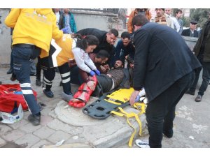 Motosiklet ile otomobilin çarpışma anı kameralara yansıdı: 2 yaralı