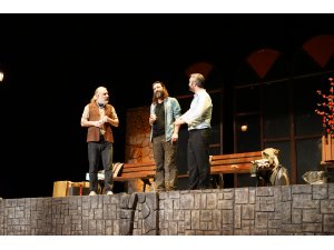 "İstasyon" oyunu tiyatroseverlerle buluştu