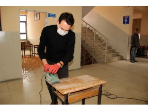 Eskiyen sıra ve masaları öğretmenler tamir ediyor