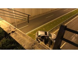 Kontrolden çıkan cip üst geçitten uçtu: 2 yaralı