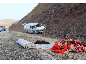 Elazığ’da panelvan takla attı: 3 yaralı