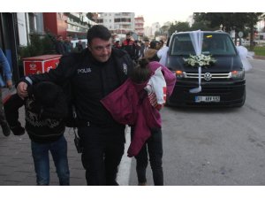 Dilenci çocuklar bahşiş alamayınca gelin arabasının camını kırdı