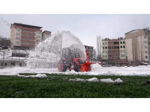 Futbol sahasında kar temizleme çalışması
