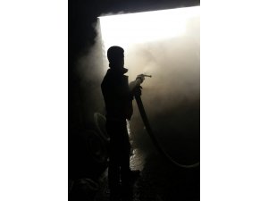 Garajdaki minibüsler alev alev yandı