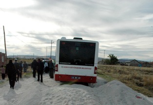 Otobüs kum yığınına çarptı: 5 yaralı