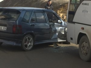 Midibüsle otomobil çarpıştı; 1 yaralı