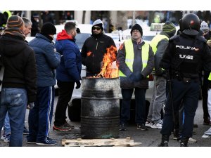 Madrid’de taksiciler anayolu kapattı