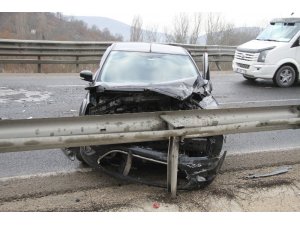 Otomobil bariyerlere çarptı; 1 yaralı