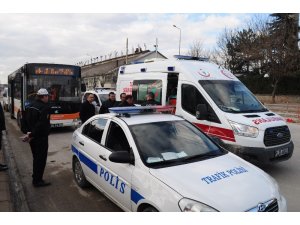 Belediye otobüsü minibüse arkadan çarptı: 2 yaralı
