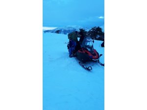 Kayak merkezinde siste kaybolan kayakçıyı jandarma kurtardı