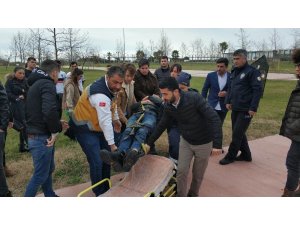 Samsun’da motosiklet kaldırıma çarpıp devrildi: 2 yaralı