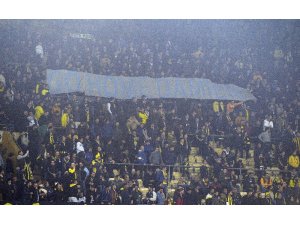 Tribünlerde ‘Go Home Damien’ pankartı