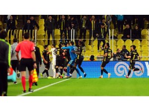 Spor Toto Süper Lig : Fenerbahçe: 2 -  E.Y.Malatyaspor: 2 (İlk yarı)