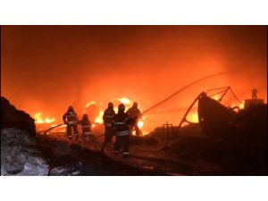 İzmir’in Menemen ilçesinde geri dönüşüm fabrikasında çıkan yangın başka bir fabrikaya sıçradı. Alevlerin kilometrelerce uzaklıktan görülebildiği olay yerine onlarca itfaiye aracı sevk edildi.