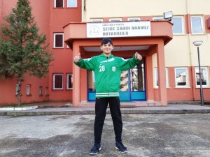 Beton zeminde plastik borularla çalışarak şampiyon oldu