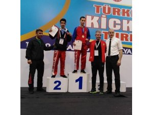 Vanlı kick boksçular Antalya’dan madalyalarla döndüler