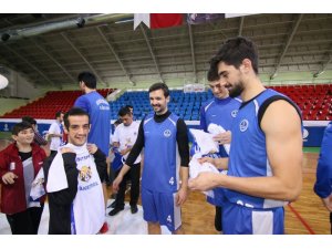 Özel öğrenciler Kağıtspor’un basketbol antrenmanında