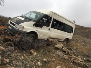 Kaza yapan minibüsün uçurumdan yuvarlanmaması için iplerle ağaca bağladılar