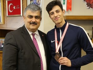 Özgüven’den başarılı sporcuya ödül