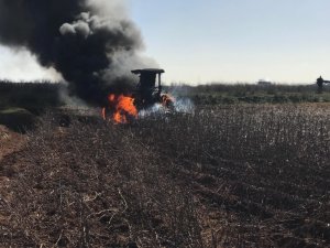 Tarlada seyir halindeki traktör alev alev yandı