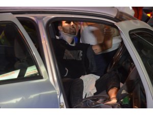 Bariyerlere saplanan otomobilde kurtarılmayı bekledi
