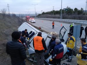 Peynir yüklü minibüs beton duvara çarptı : 2 ölü