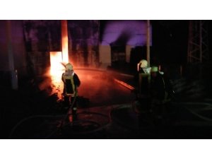 Denizli’de plastik kasa fabrikası alevlere teslim oldu