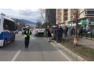 Lastiği patlayan araç önce ağaca çarptı, sonra takla attı