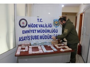 Otomobil ile birlikte 1 milyon 480 bin TL çalan 8 şüpheli yakalandı