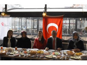 Vali Sezer, koruyucu ailelerle bir araya geldi