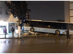 Halk otobüsünün direğe çarparak yaptığı kaza kamerada