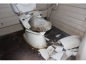 Marmaris’te plajda bulunan klozeti parçaladılar