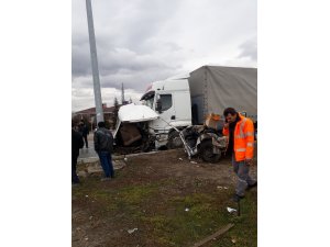 Tırla çarpışan minibüs ikiye bölündü