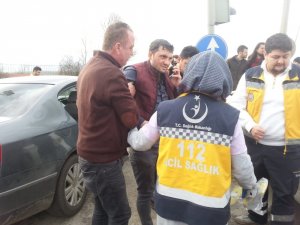 D-100 karayolunda otomobiller çarpıştı: 2 yaralı
