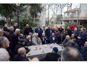 Mevlüt Uysal evinin önünü temizleyen vatandaşla dertleşti