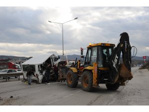 İş makinesi servis minibüsüne çarptı: 5 yaralı