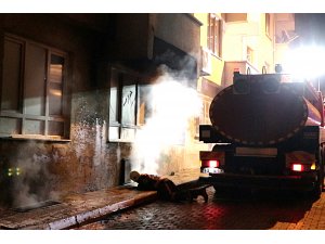 Yangında mahsur kalan anne ile 3 yaşındaki kızı itfaiye kurtardı