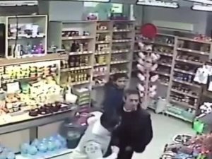 Markette kadını taciz ettiği iddia edilen adama kick bokscudan tek yumruk